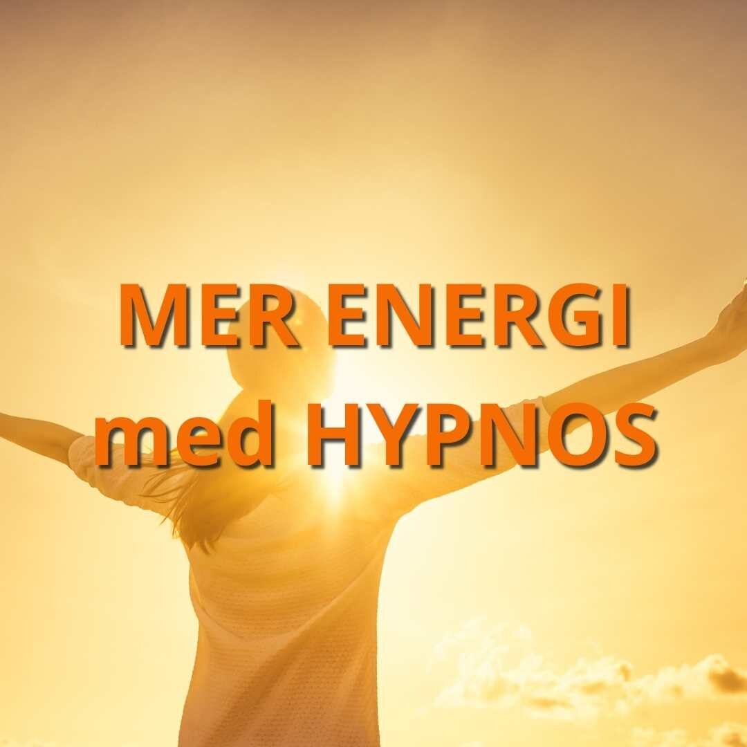 Person i starkt solljus som sträcker armarna mot luften i ett frihetstecken med texten: "Mer energi med hypnos"
