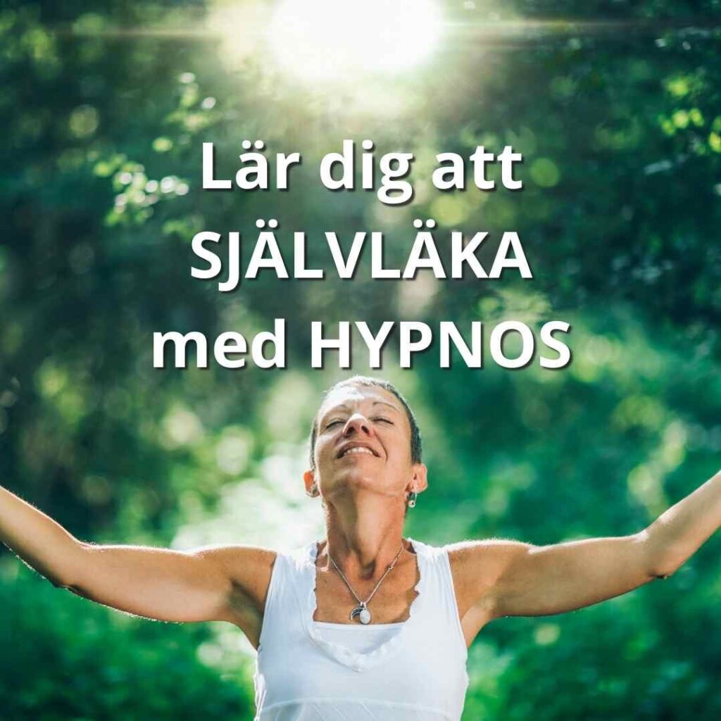 Kvinna som står med utsträckta armar i solljus, symbol för lugn, återhämtning och inre balans genom hypnos