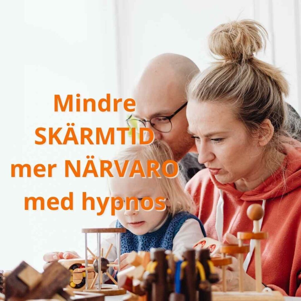 Familj som spelar spel tillsammans och texten "Mindre skärmtid, mer närvaro – med hypnos"